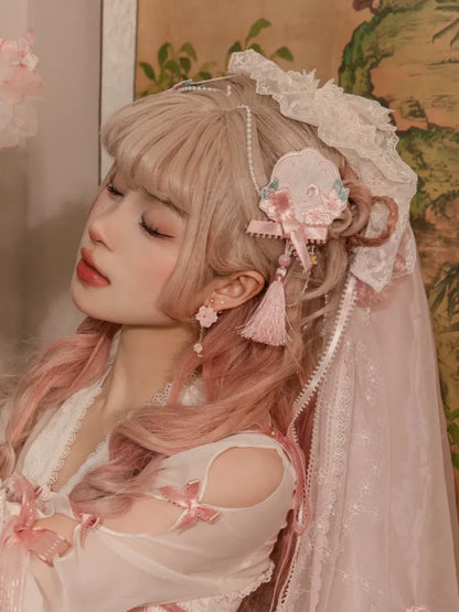 Rosafarbene Brosche mit Blumenstickerei und Quaste