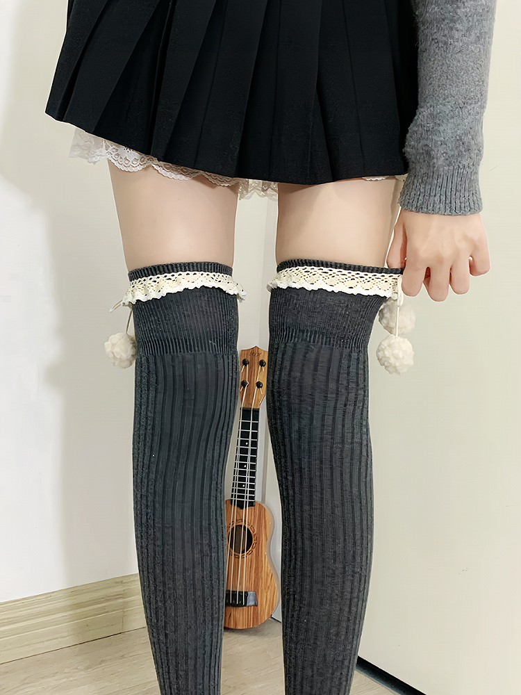 Aprikosenfarbene Overknee-Strümpfe mit Rüschenbund und Pompons