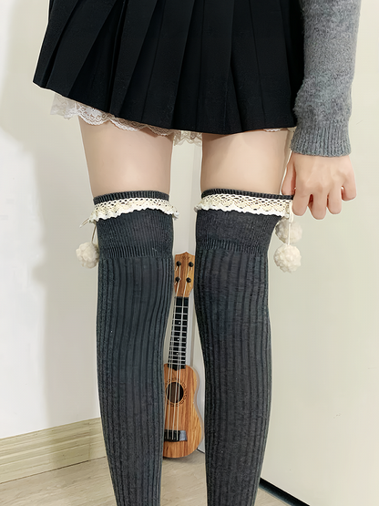 Aprikosenfarbene Overknee-Strümpfe mit Rüschenbund und Pompons