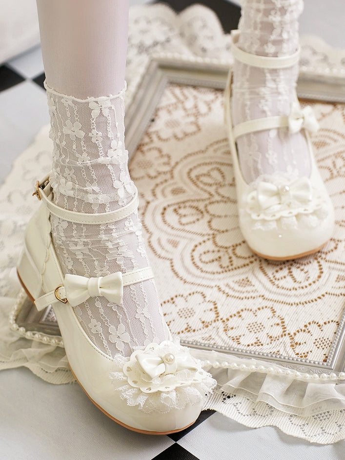 ホワイトのラウンドバックル、ハートのロリータレース、ミルキーなボウトゥトップトリム