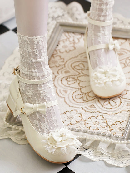 ホワイトのラウンドバックル、ハートのロリータレース、ミルキーなボウトゥトップトリム