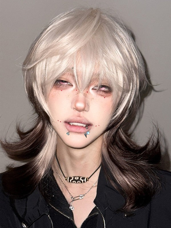 ブロンドとエアリーな前髪、長さ43cmのオンブレブラウンのウェーブウィッグ