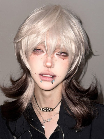 ブロンドとエアリーな前髪、長さ43cmのオンブレブラウンのウェーブウィッグ