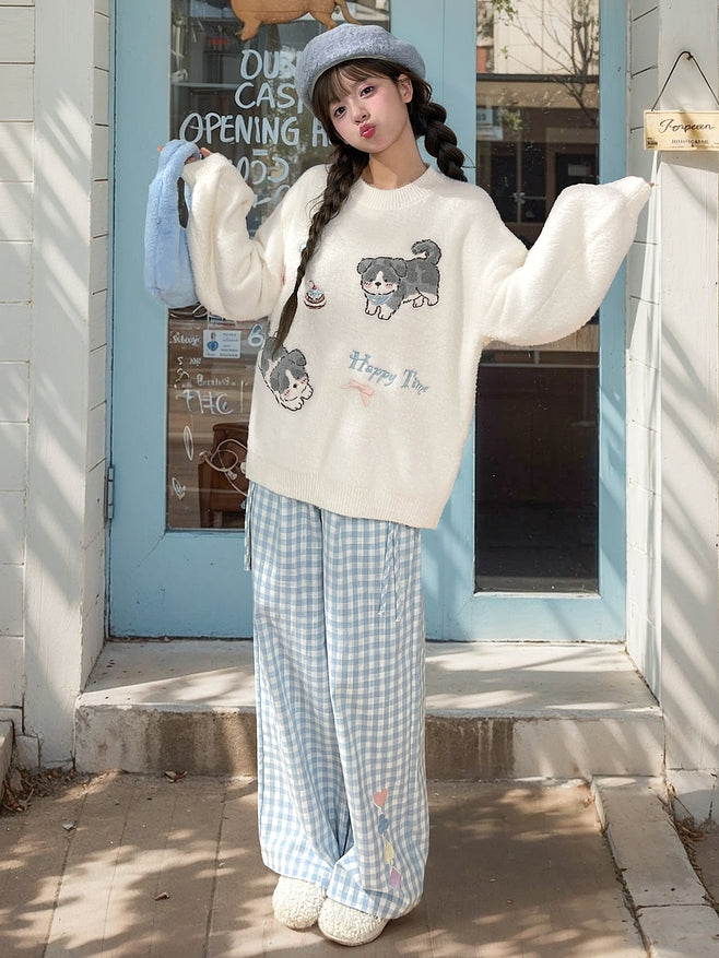 白いかわいい子犬柄のラウンドネックルーズセーター