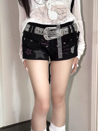 Schwarze Shorts mit niedrigem Bund und Graffiti-Print mit Sternnieten