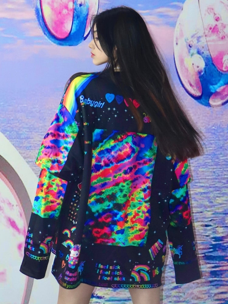 カラフルなスウェットシャツとプリント文字のレインボーハート Y2K