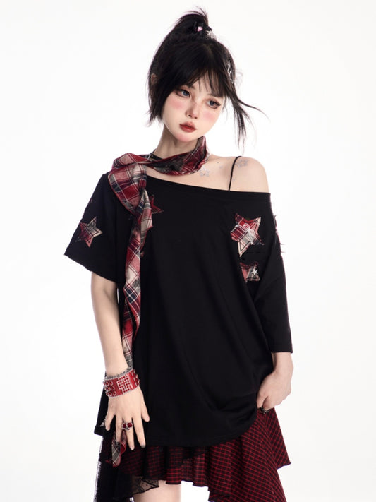レッドチェック柄スターアップリケ付きブラックアシンメトリーネックラインTシャツ