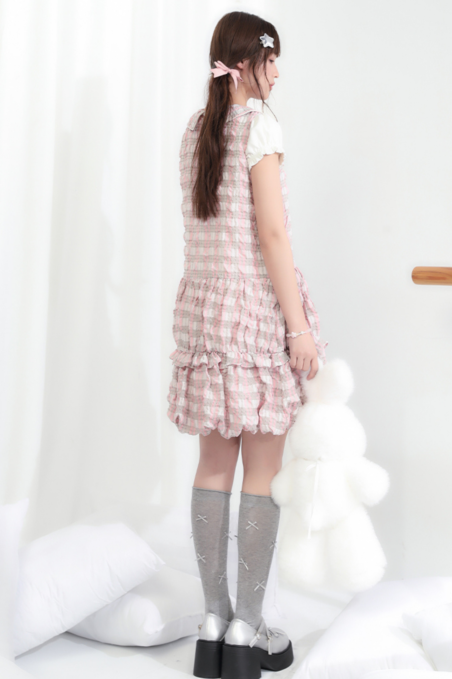 Süßes Kleid mit Rüschen und farbigen Ärmeln