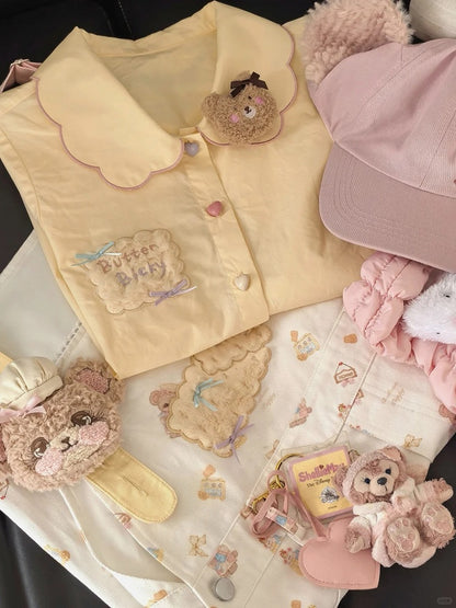 前立て刺繍のライトタイ、花びらの襟、ビスケットハートボタン、ブラウス（イエロー）