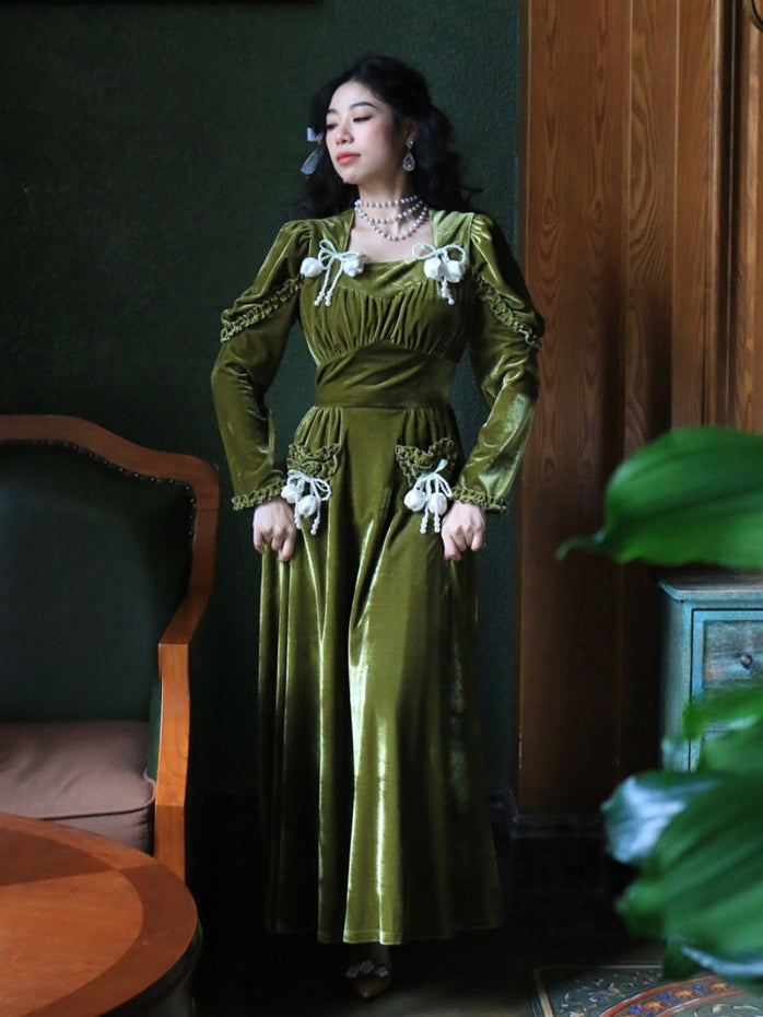 Dunkelgrünes Vintage-Samtkleid mit hoher Taille und quadratischem Ausschnitt