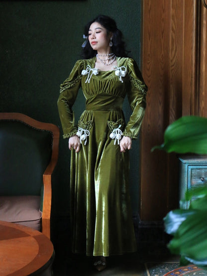 Dunkelgrünes Vintage-Samtkleid mit hoher Taille und quadratischem Ausschnitt