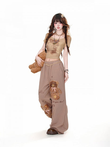 Braune, lockere Hose mit weitem Bein und Teddybär-Schleifendetail aus Plüsch