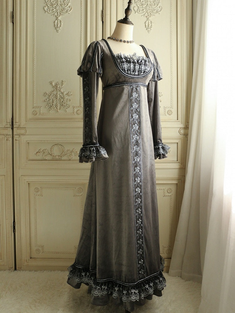 グレーのエンパイアウエスト、エレガントなロリータスクエアネックライン、ジュリエットスリーブ、ベルベットドレス