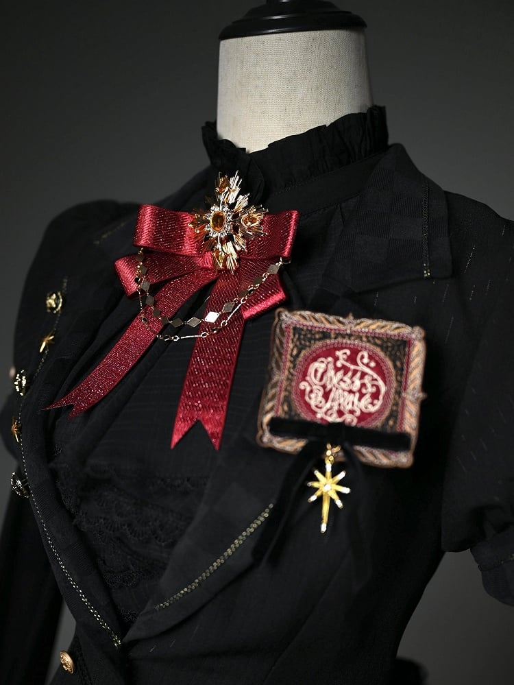 Rote Brosche Schwarze dunkelblaue Fliege