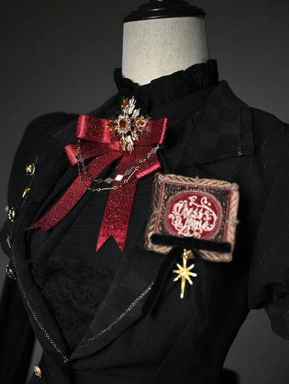 Rote Brosche Schwarze dunkelblaue Fliege