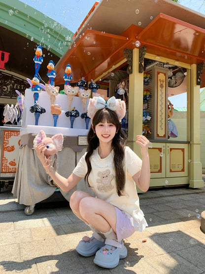 Aprikosenfarbenes T-Shirt mit Spitzenbesatz und Plüschbär-Applikation am Ausschnitt