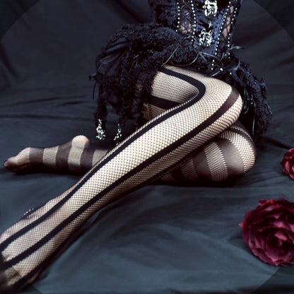 アシンメトリーストライプの網タイツ