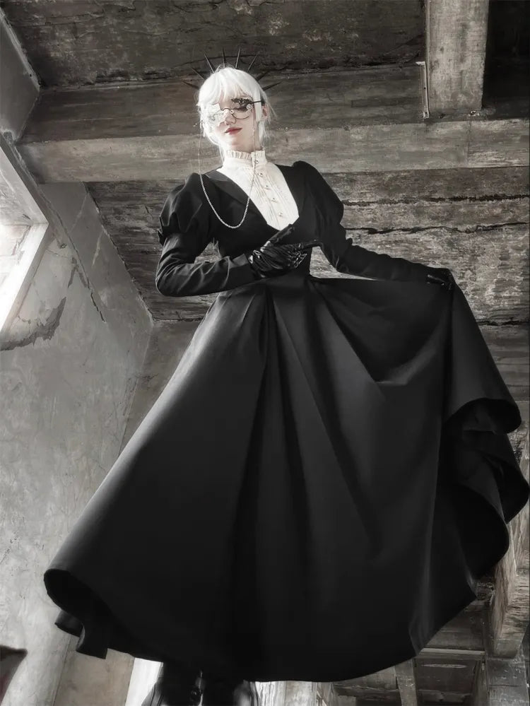 Schwarzes Juliette-Ärmelkleid mit schmaler Taille und beigem Rüschenausschnitt