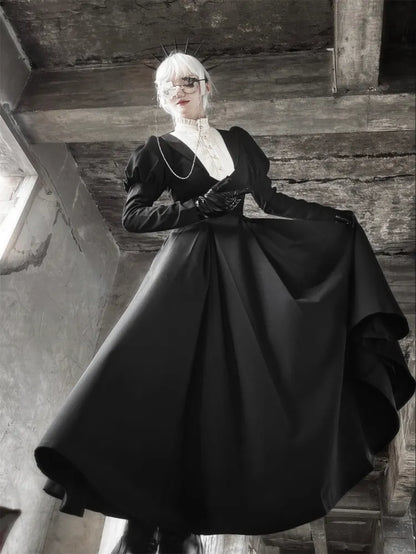 Schwarzes Juliette-Ärmelkleid mit schmaler Taille und beigem Rüschenausschnitt