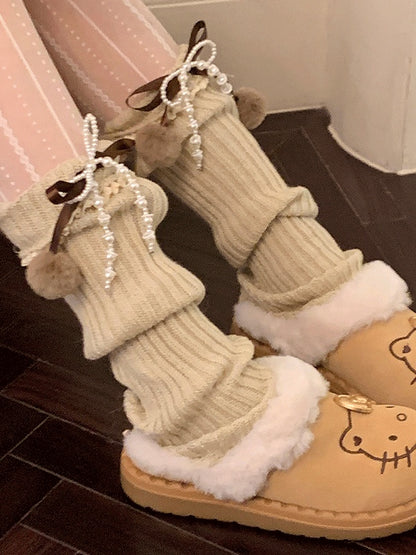 ブラック/カーキ/ミルクホワイトの蝶結びレーストリムレッグウォーマー（ポンポン付き）