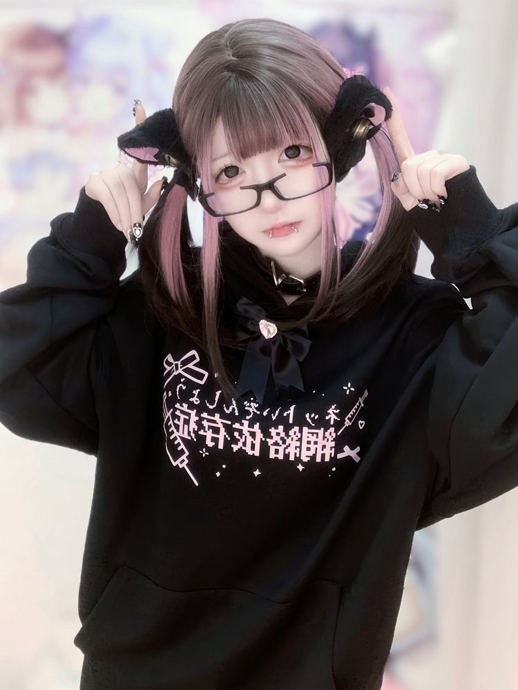 Hoodie with Print Bow Kawaii Yami Blue Syringe and White/Black Brooch Pink