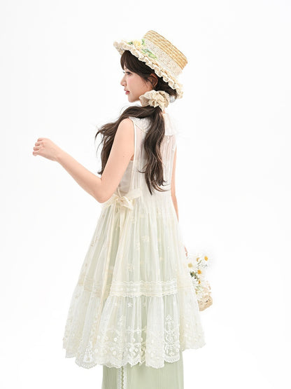 サイドにセルフタイのフォーン刺繍シフォンオーバードレスネックライン、ホワイトのセミシースルーフリルストラップ付き