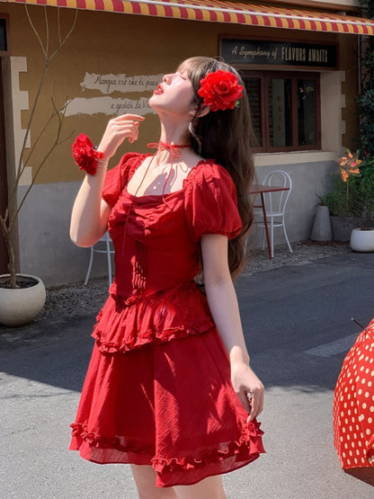 Plissierte Taille, Saumdetails, Vintage-Kleid, rot, quadratischer Ausschnitt, Puffärmel, Rüschen