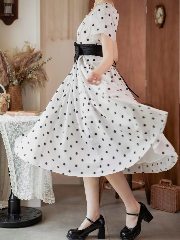 und Ausschnitt Polka Dots Quadrat Blütenblatt Kleid Ärmel Schwarz Weiß Muster