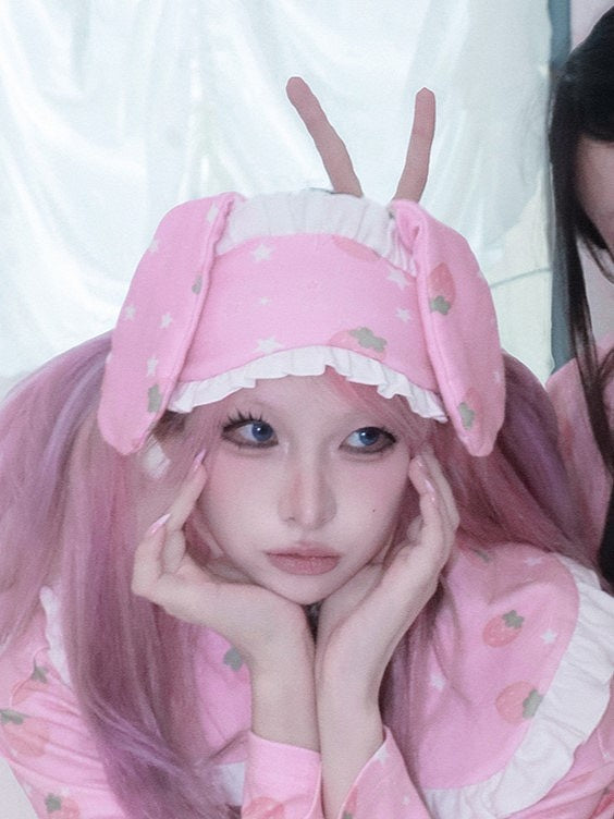 Masque à volants rose et blanc imprimé lapin fraise avec œil et oreille