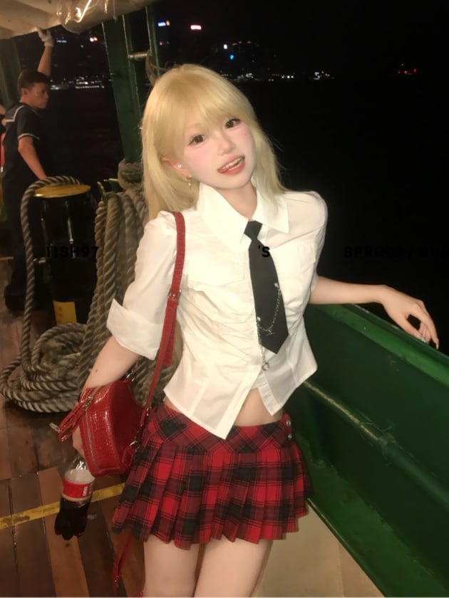 黒と白のシャツと赤のスカートのプリーツスタイル、チェック柄のプレッピースタイル