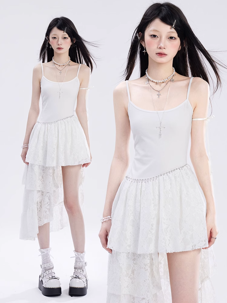 Taille und weißes asymmetrisches Unterkleid mit Spitzensaum und Kettenfrei