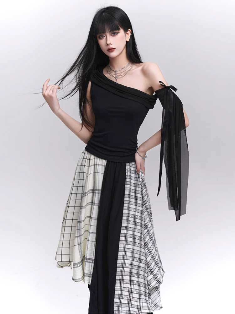 Schwarzes T-Shirt mit asymmetrischem Ausschnitt und schmaler Passform