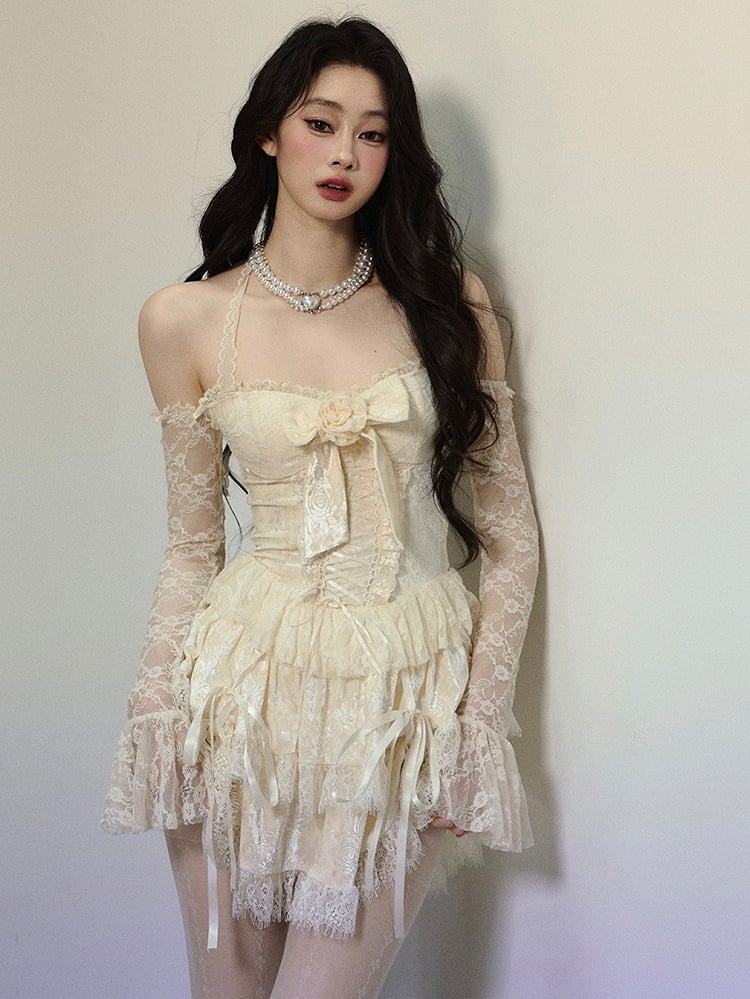 Aprikosenfarbenes Neckholderkleid aus Spitze mit Blumenschleife und Schnürdetail