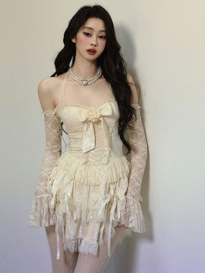 Aprikosenfarbenes Neckholderkleid aus Spitze mit Blumenschleife und Schnürdetail