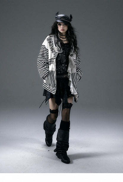 フリル裾のブラック＆ホワイトストライプ柄ジャケット