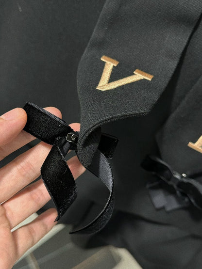 Schwarzes Ouji-Lolita-Outfit mit Hasenohren, Kragen hinten, langen Ärmeln, Oberteil und Knickerbocker-Shorts