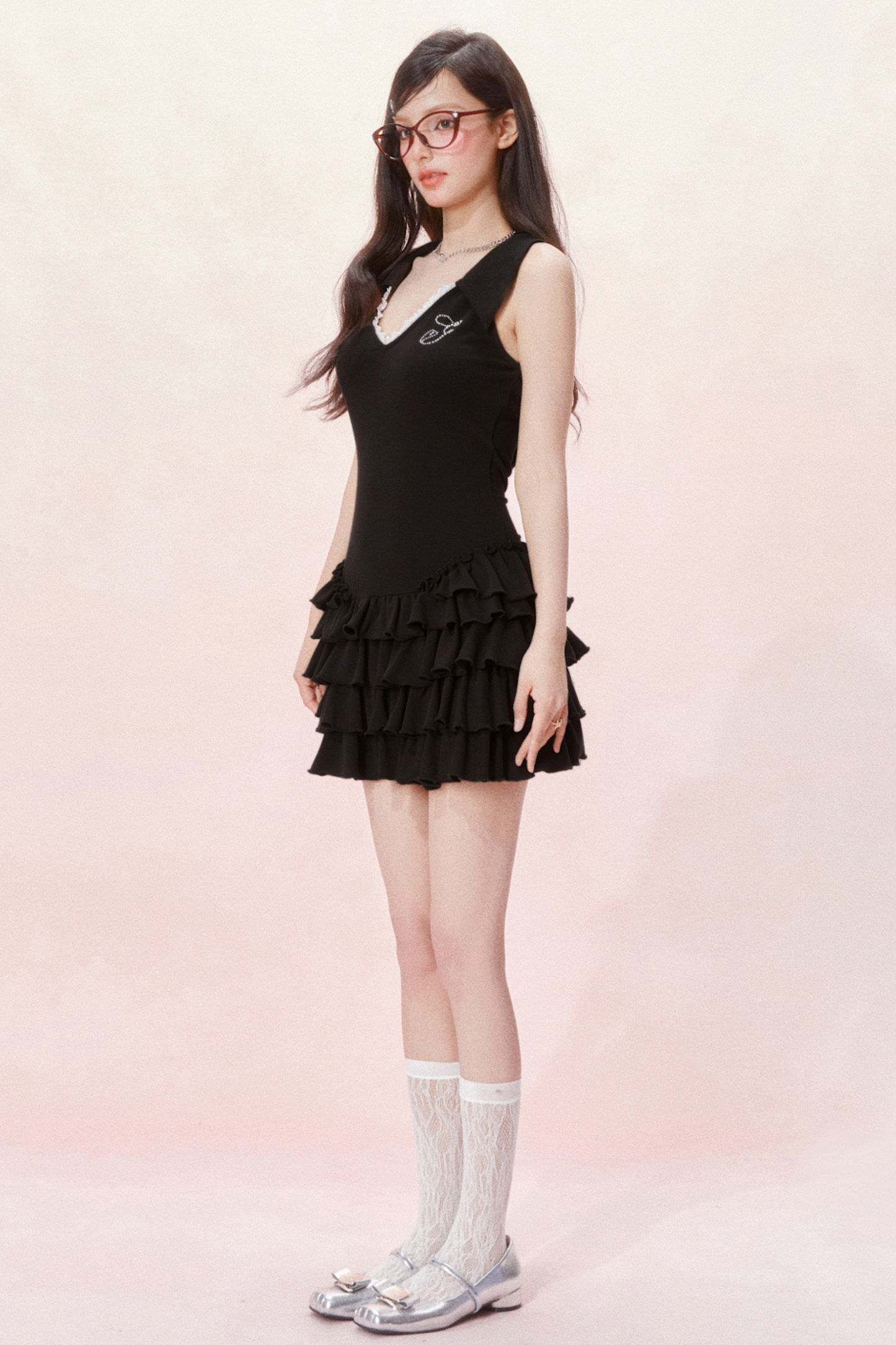 Ärmelloses, schmales, schickes Kleid mit Rüschen und V-Ausschnitt