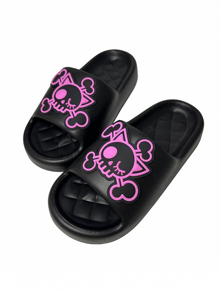 Rosa Gothic-Applikations-Hausschuhe und schwarzes Sommerskelett