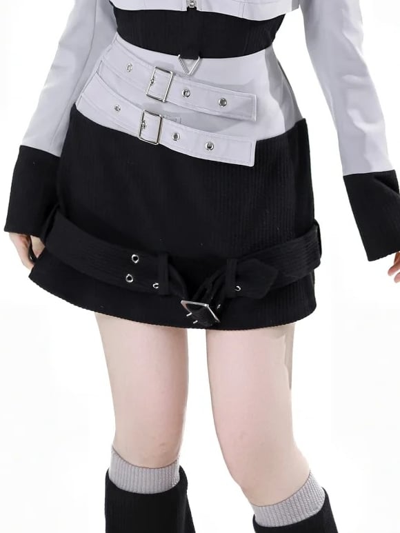 グレーのバックルニットカラーブロックストラップスカートブラックデザインと