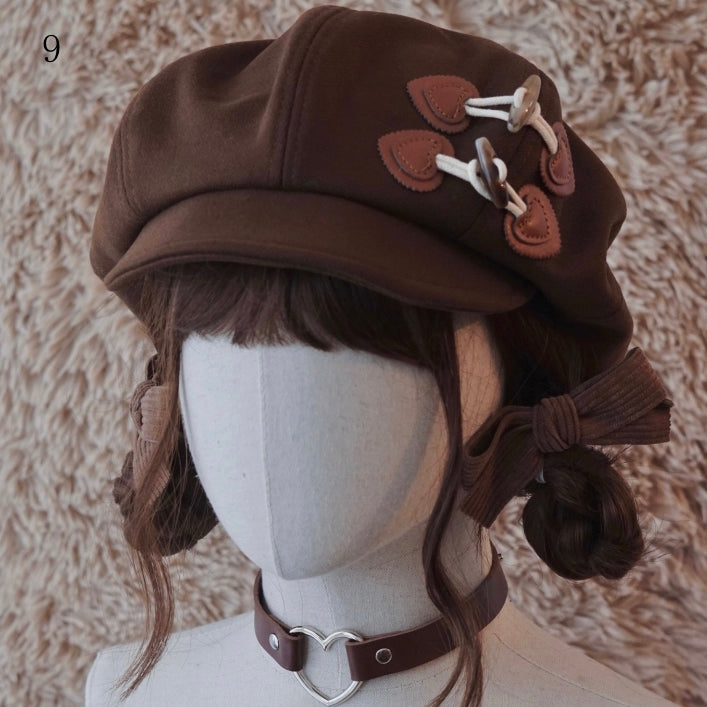 茶色のベレー帽、装飾ボタン付き帽子