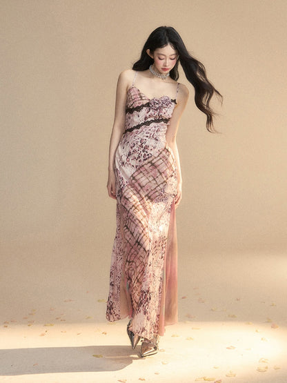 Glamorous – Trägerkleid mit Spitzen-Blumenmuster und rosa Leopardenbesatz