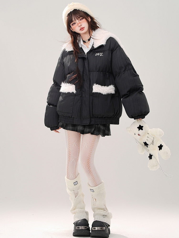 Pufferjacke mit Plüschkapuze und schwarzen Buchstaben