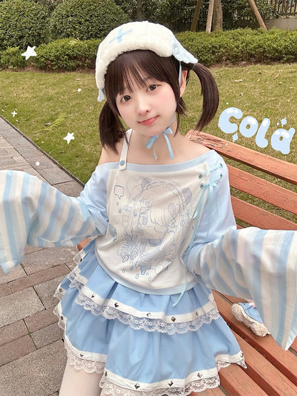 Blau-weißes Top mit asymmetrischem Ausschnitt und gestreiften Glockenärmeln