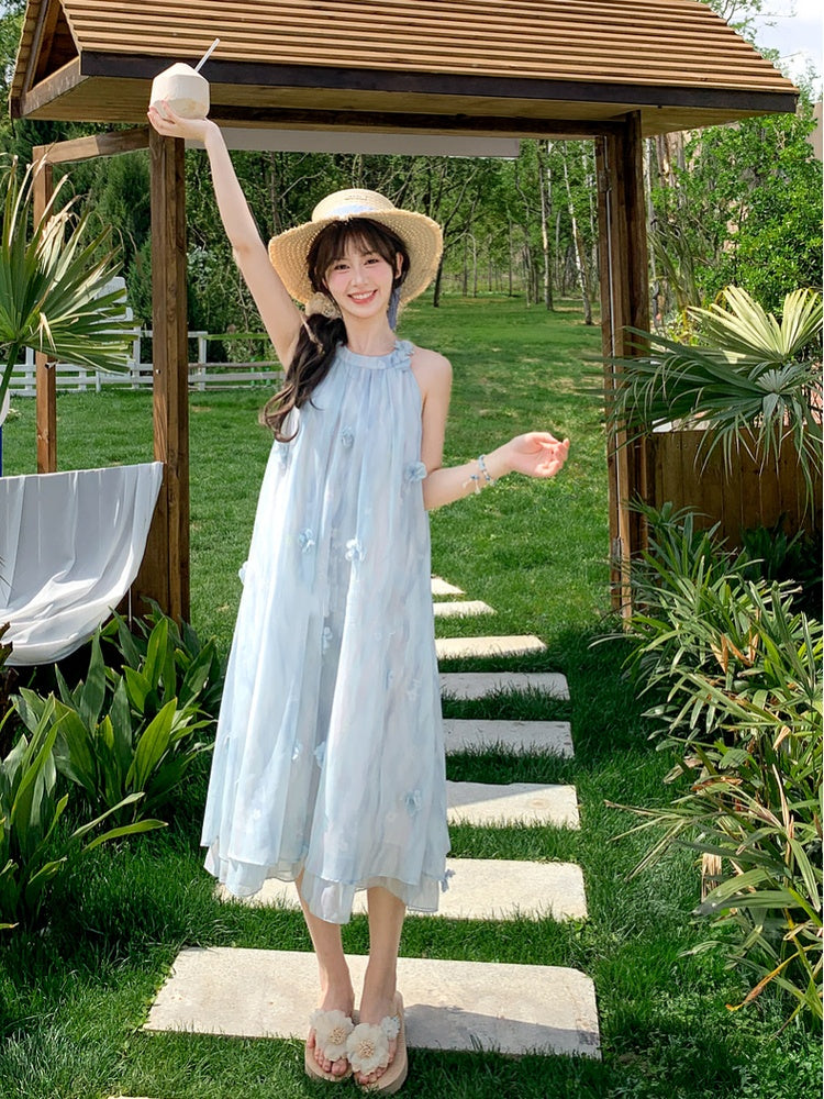 Blaues Neckholder-Kleid aus Chiffon mit floralen Akzenten