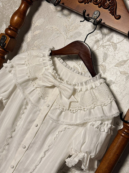 ホワイトのフリルネックラインショートパフスリーブブラウス