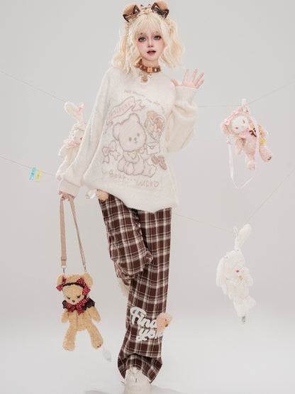 アプリコットのかわいいクマ柄モヘアのルーズセーター。フロントにカットアウトのディテール。