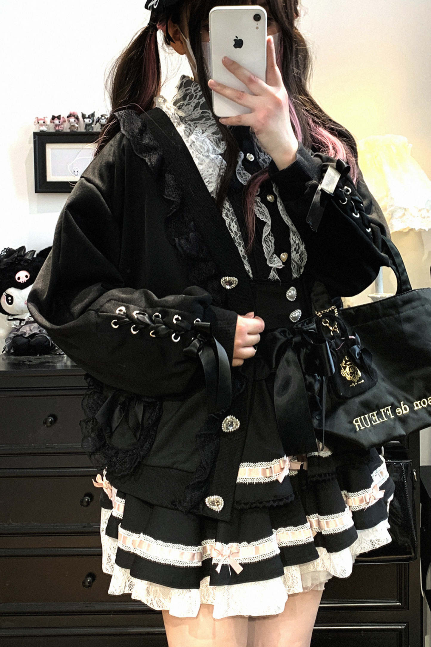 Strickjacke mit Spitzenschleife und losem Band