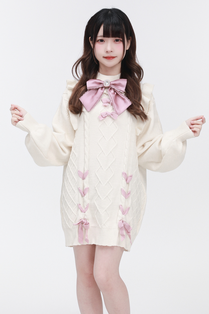 Pulloverkleid mit fliegendem Hals und hohen Ärmeln