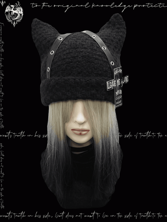 Beanie-Design mit Riemenakzent, kreuz und quer, glamourös, kreuz und punkig, schwarze Katzenohren