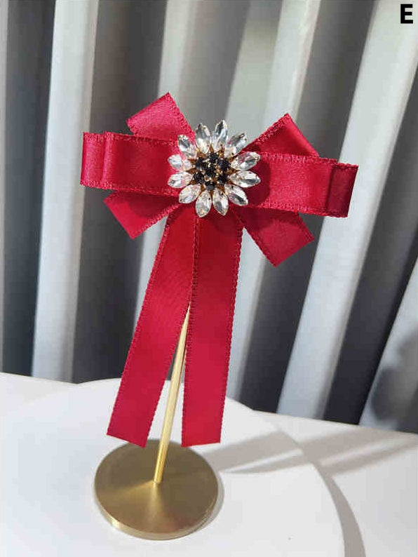 Fliege-Brosche mit Blumenmuster und Strasssteinen